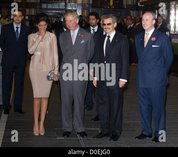 Il principe Charles, Principe di Galles con parte del proprietario il Savoy Hotel principe Alwaleed bin Talal Bin Abdul Aziz Alsaud e sua moglie Foto Stock