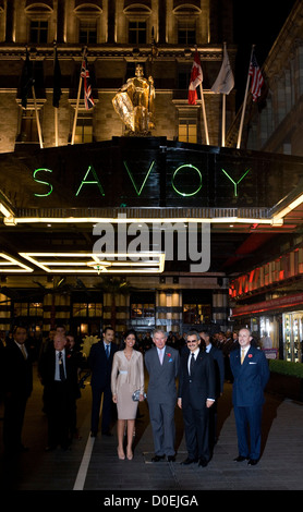 Il principe Charles, Principe di Galles con parte del proprietario il Savoy Hotel principe Alwaleed bin Talal Bin Abdul Aziz Alsaud e sua moglie Foto Stock