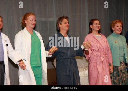 Johanna giorno, Linus Roache, Heather Burns, Georgia Engel apertura notturna del Off-Broadway produzione di 'Middletown' alla Foto Stock