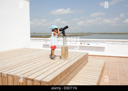 Ragazzo con il binocolo in cerca di uccelli nel Delta del Ebro parco naturale Foto Stock