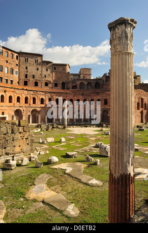 Il Foro di Traiano, il più grande dei Fori Imperiali di Roma, Italia Foto Stock