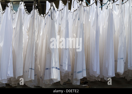 Servizio lavanderia appesa ad asciugare in Dhobi Ghat in Mumbai, India Foto Stock