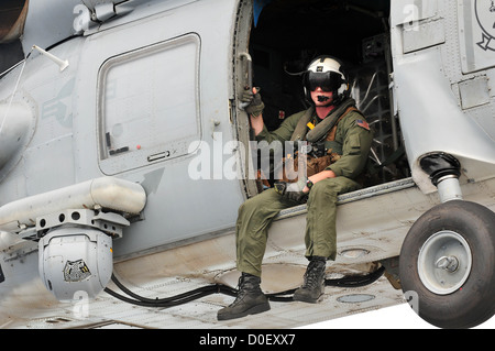 Un US Naval equipaggio agisce come un osservatore in una SH-60B Mare Hawk elicottero Ottobre 20, 2012 nel Mar dei Caraibi. Foto Stock