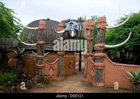 I visitatori di Shakaland nel KwaZulu Natal, Sud Africa dovrebbe godere il villaggio di interessanti e residenti per spiegare la loro cultura Foto Stock