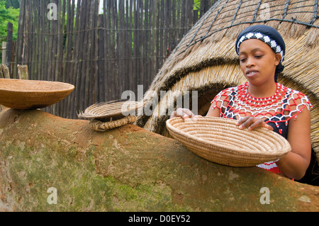 I visitatori di Shakaland nel KwaZulu Natal, Sud Africa dovrebbe godere il villaggio di interessanti e residenti per spiegare la loro cultura Foto Stock