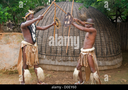 I visitatori di Shakaland nel KwaZulu Natal, Sud Africa dovrebbe godere il villaggio di interessanti e residenti per spiegare la loro cultura Foto Stock