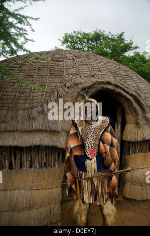 I visitatori di Shakaland nel KwaZulu Natal, Sud Africa dovrebbe godere il villaggio di interessanti e residenti per spiegare la loro cultura Foto Stock