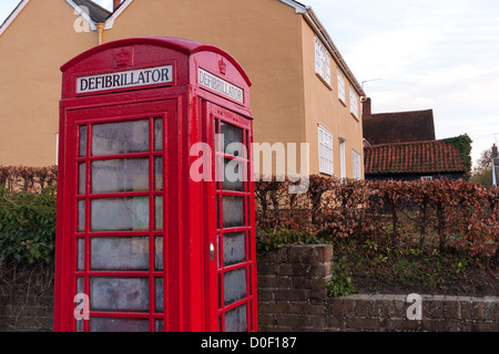 Defibrillatore nella vecchia scatola di telefono a Terling, Essex Foto Stock