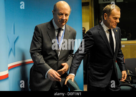 Nov. 23, 2012 - Bruxelles, BXL, Belgio - Polonia il Primo Ministro Donald Tusk (R ) e lucidare il Ministro delle finanze Jan Vincent Rostowski risolve una conferenza stampa alla fine di un Vertice europeo presso la sede centrale dell'UE a Bruxelles in Belgio sui rapporti 23.11.2012 stato che Unione europea Presidente Herman Van Rompuy detto 23 novembre 2012 che egli si aspetta di mediare un accordo tra il blocco di leader su i piani di spesa per 2014-20 nei primi mesi del prossimo anno. Colloqui a Bruxelles "come un sufficiente grado di convergenza di potenziale per rendere possibile l'accordo all'inizio del prossimo anno,' Van Rompuy detto dopo Foto Stock