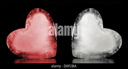 Due cuori di ghiaccio. Uno bianco e uno rosso. Foto Stock