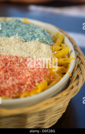 Rosso, bianco e blu maccheroni e formaggio. Questo è un piatto patriottico speciale per il quarto di luglio (4 luglio), Indipendenza Americana Foto Stock