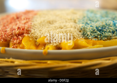 Rosso, bianco e blu maccheroni e formaggio. Questo è un piatto patriottico speciale per il quarto di luglio (4 luglio), Indipendenza Americana Foto Stock