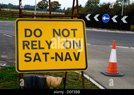 Un cartello stradale di consigliare di non fare affidamento sul sat nav i dispositivi Foto Stock