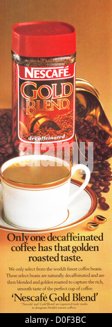 Originale degli anni ottanta per la pubblicità a mezzo stampa dal consumatore inglese pubblicità su riviste Nescafe miscela Oro caffè decaffeinato Foto Stock