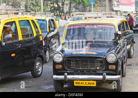 Tipico Taxi Vintage in Mumbai, India Foto Stock