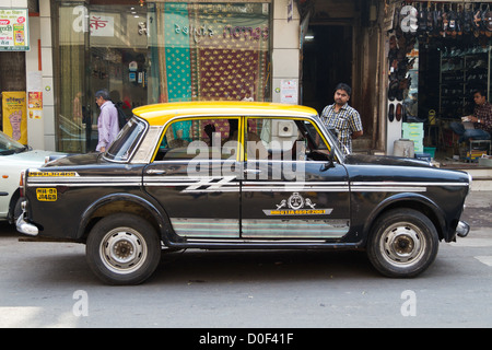 Tipico Taxi Vintage in Mumbai, India Foto Stock