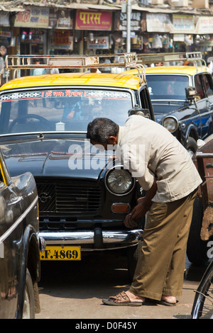 Tipico Taxi Vintage in Mumbai, India Foto Stock