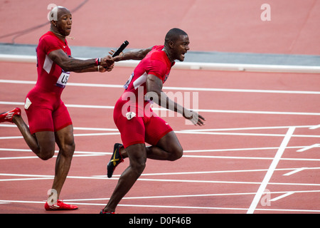 Justin Gatlin prende il testimone dal compagno di squadra USA Trell Kimmons nel finale di 4X100 relè presso le Olimpiadi estive, Foto Stock