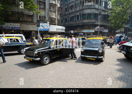 Tipico Taxi Vintage in Mumbai, India Foto Stock