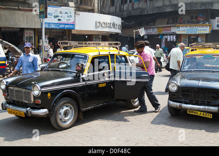 Tipico Taxi Vintage in Mumbai, India Foto Stock