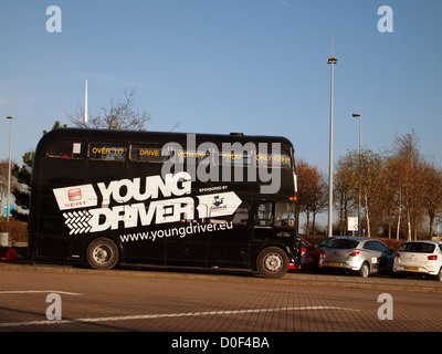 Giovane autista di autobus e linee di macchine parcheggiate a livello regionale centro shopping di Cribbs Causeway, Bristol, Inghilterra, Regno Unito, novembre 2012 Foto Stock