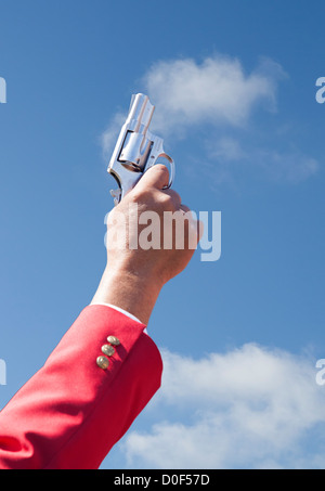 Evento Sportivo starter tenendo la pistola in aria. Foto Stock