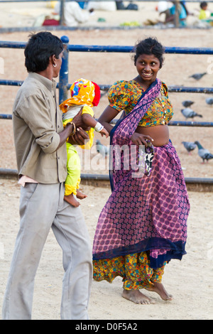 Bambino sul braccio sulla Chowpatty Beach in Mumbai, India Foto Stock