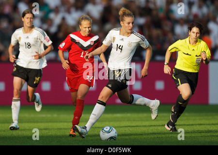 Kim Kulig della Germania (14) guarda per lo spazio durante il match di apertura della FIFA femminile di Coppa del Mondo di calcio torneo contro Canad Foto Stock