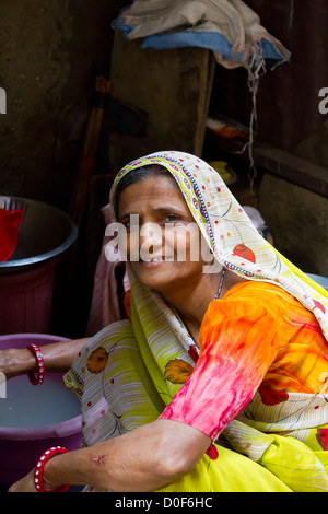 Donna su strada nella baraccopoli di Dharavi in Mumbai, India Foto Stock