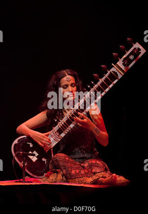 Anoushka Shankar (Miglior artista award) riproduce sitar presso le vie dei canti World Music Awards presso il Barbican, Londra, Regno Unito. Foto Stock
