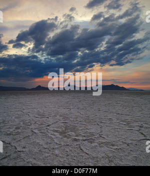Bonneville saline vicino al tramonto con nuvole drammatico Foto Stock