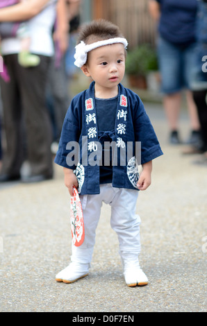 Un piccolo ragazzo godendo lo stesso al Kishiwada Danjiri festival di Osaka in Giappone. Foto Stock