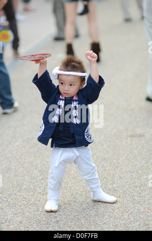 Un piccolo ragazzo godendo lo stesso al Kishiwada Danjiri festival di Osaka in Giappone. Foto Stock