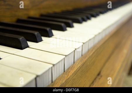 Chiudere l'immagine in prospettiva di vecchi tasti di pianoforte con profondità di campo