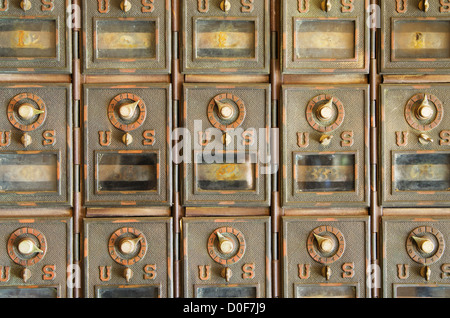 Ci vintage mail casellario con bloccato le porte in ottone Foto Stock