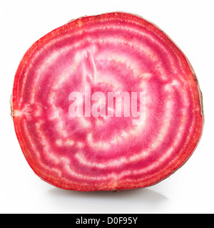 Close up candy barbabietole rosse tagliate a metà su sfondo bianco. Foto Stock