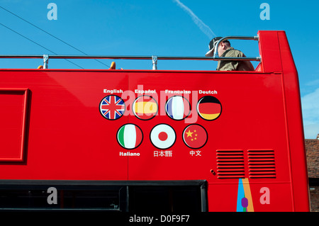 Open-top tour bus con lingue internazionali commentari simboli, Stratford-upon-Avon, Regno Unito Foto Stock