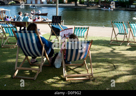 Riverside sedie a sdraio, Stratford-upon-Avon, Regno Unito Foto Stock