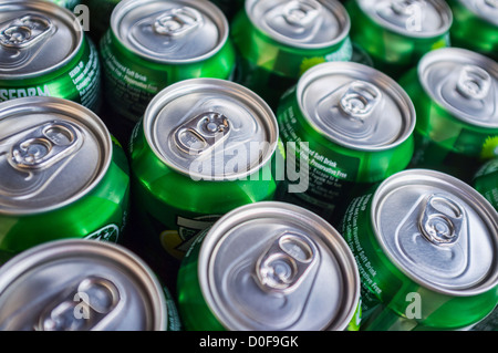 Le lattine di 7da bere, mostrando il soggiorno-su-Tab. Foto Stock