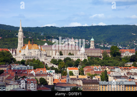 La chiesa di San Mattia e il bastione dei pescatori su una collina, appartamento case al di sotto della città di Budapest, Ungheria. Foto Stock