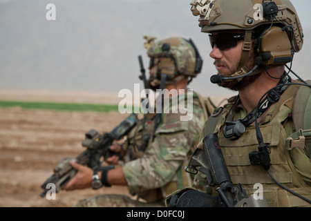 Un US Special Forces soldier fornisce la sicurezza durante un nazionale afghano di forza di sicurezza pattuglia led Ottobre 30, 2012 in Khak-E-Safed, provincia di Farah, Afghanistan. Forze afghane sono state prendendo il filo nelle operazioni di sicurezza con le forze della coalizione hanno come guide. Foto Stock