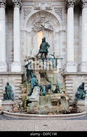 Matthias fontana nel nord-ovest del cortile di palazzo reale (castello), famoso punto di riferimento storico di Budapest, Ungheria. Foto Stock