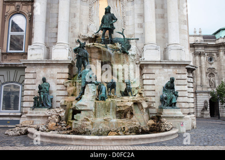 Matthias fontana nel nord-ovest del cortile di palazzo reale (castello), famoso punto di riferimento storico di Budapest, Ungheria. Foto Stock