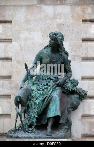 Ilonka con giovane cervo statua presso il Royal Palace (castello), parte della fontana di Mattia a budapest, Ungheria. Foto Stock