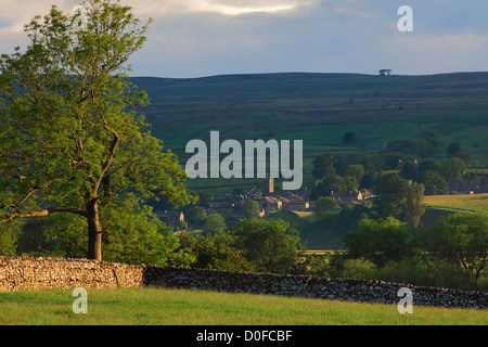 Alba su pascoli Askrigg; Askrigg village, Wensleydale; Yorkshire Dales National Park, England, Regno Unito Foto Stock