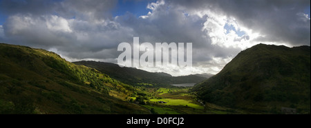 Vista verso Llyn Gwynant lungo la Afon Glaslyn valley, Snowdonia National Park, il Galles del Nord. Foto Stock