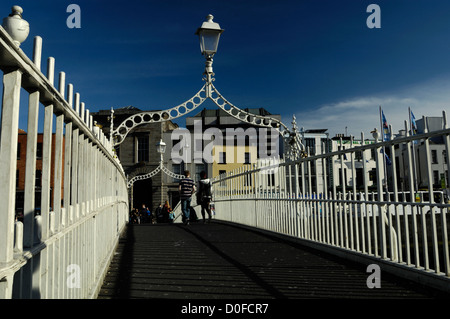 Ha'penny ponte sul fiume Liffey, Dublino Foto Stock