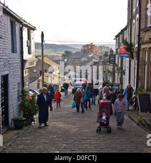 Main Street, Haworth, West Yorkshire al tempo di Natale 2012 Foto Stock