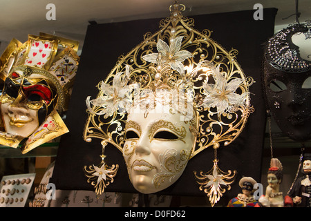 Maschera veneziana nel negozio di strada posteriore Venezia . Foto Stock