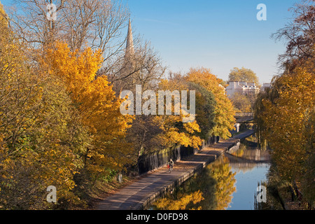 London Regent's Canal in autunno visto da un ponte in zoo di Londra Foto Stock